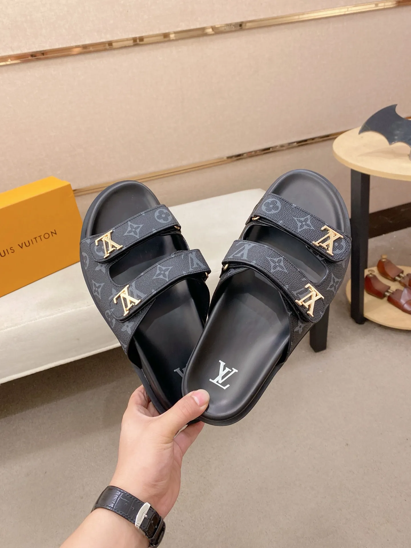Men's shoes💰: 320💰Made by LV🔍Top purchasing agent, men's spring and summer slippers are available at the same counter. The uppers are made of cowhide imported from Italy, with logo graphics and high-quality craftsmanship. Soles: original soles specially provided by the original factory. Exclusive molded soles are super comfortable. Original goods with single order, 🔍🔍high quality, you can enter and exit the counter at will. Welcome to compare, code number 38-44. Can be customized45